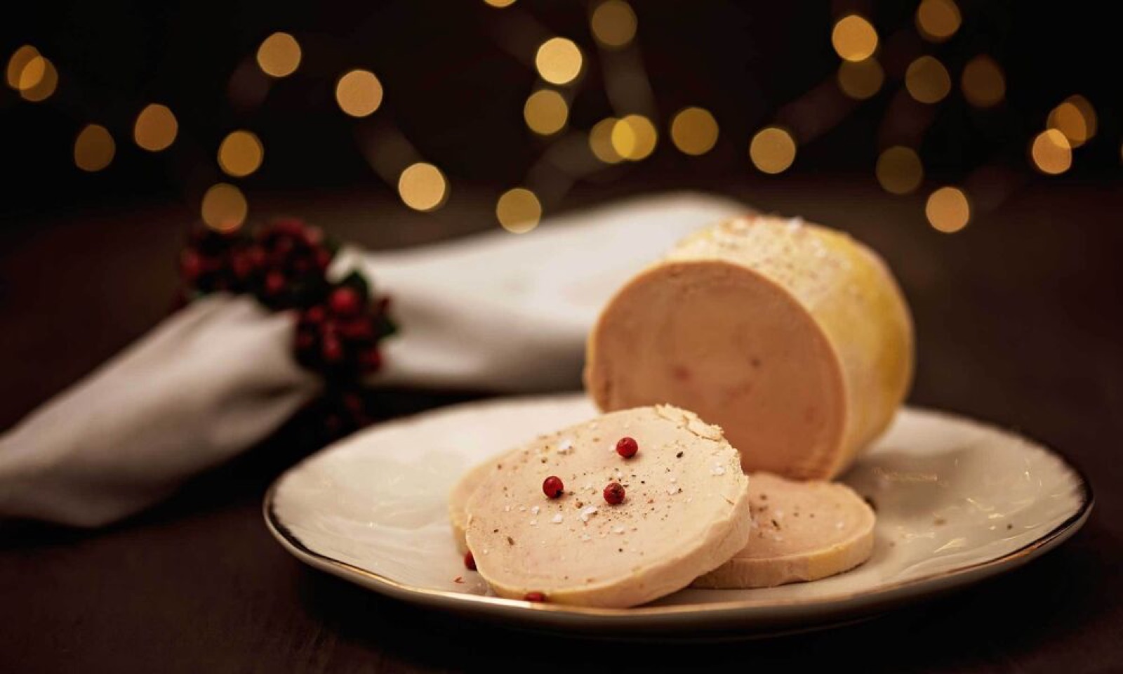 Tranches de foie gras mi-cuit servies sur une assiette de fête